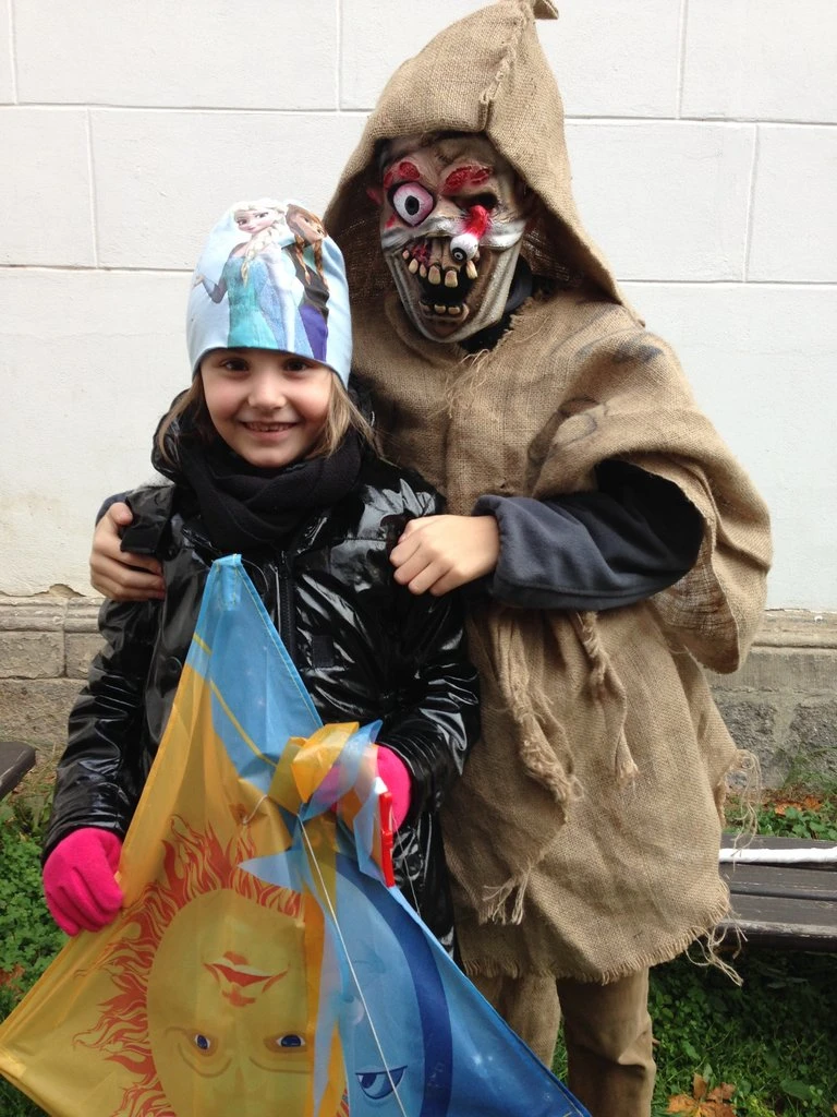 Prvňáčci s patrony pouštěli na halloweena draky 2015