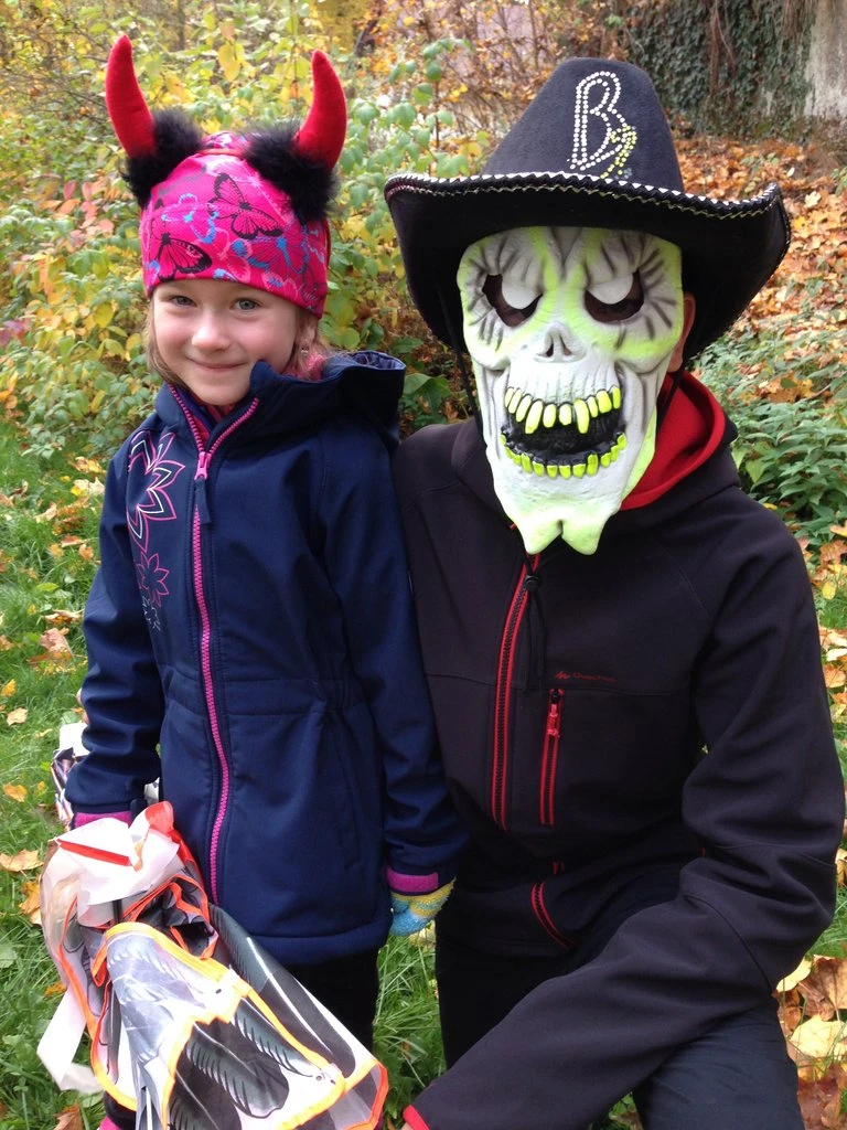 Prvňáčci s patrony pouštěli na halloweena draky 2015
