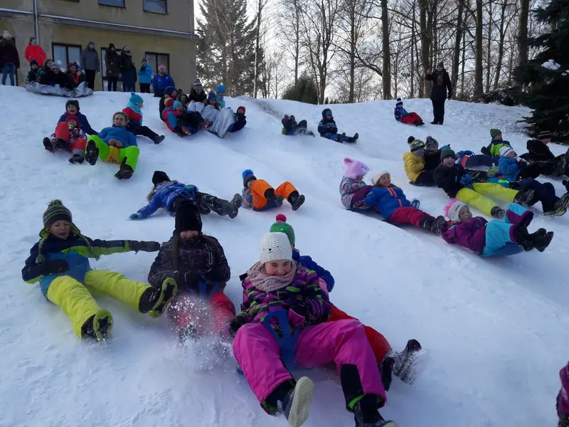 2.A a 2.B s patrony na sněhu
