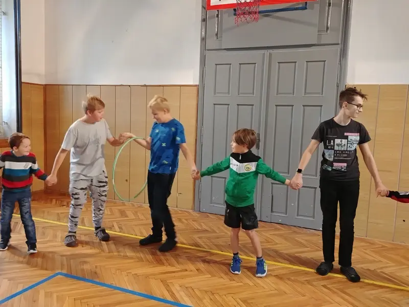 Prvňáci s patrony v tělocvičně