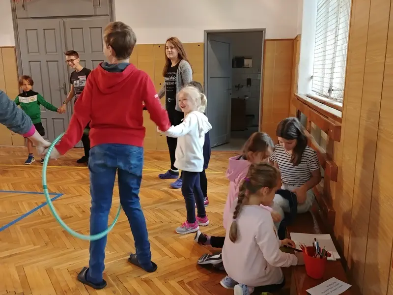 Prvňáci s patrony v tělocvičně