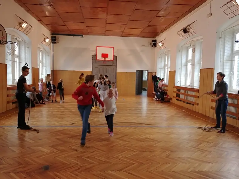 Prvňáci s patrony v tělocvičně