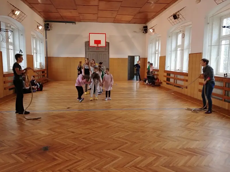 Prvňáci s patrony v tělocvičně