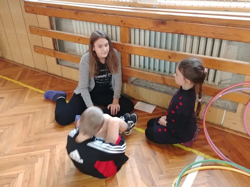 Prvňáci s patrony v tělocvičně