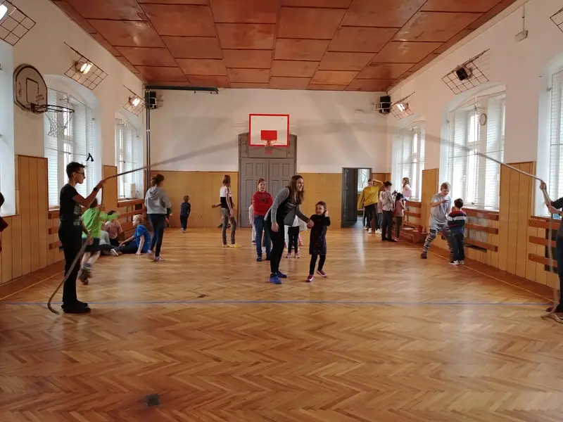 Prvňáci s patrony v tělocvičně