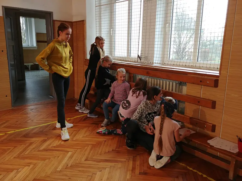 Prvňáci s patrony v tělocvičně
