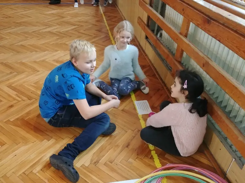 Prvňáci s patrony v tělocvičně