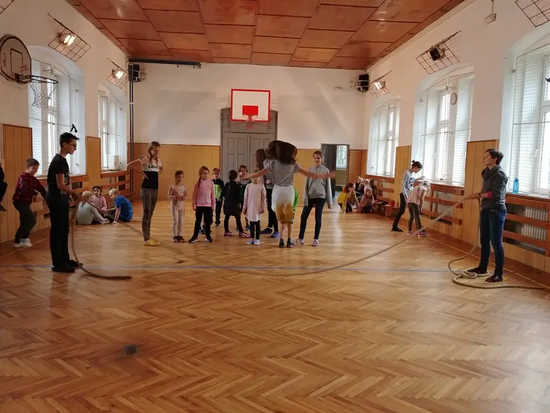 Prvňáci s patrony v tělocvičně