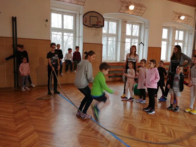 Prvňáci s patrony v tělocvičně