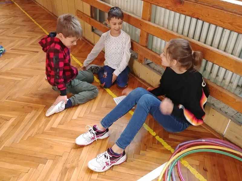 Prvňáci s patrony v tělocvičně