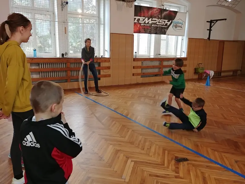 Prvňáci s patrony v tělocvičně