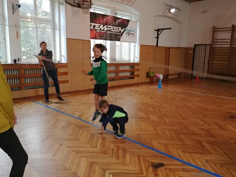 Prvňáci s patrony v tělocvičně