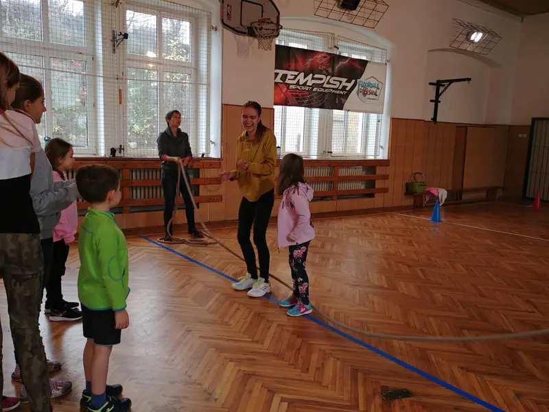 Prvňáci s patrony v tělocvičně