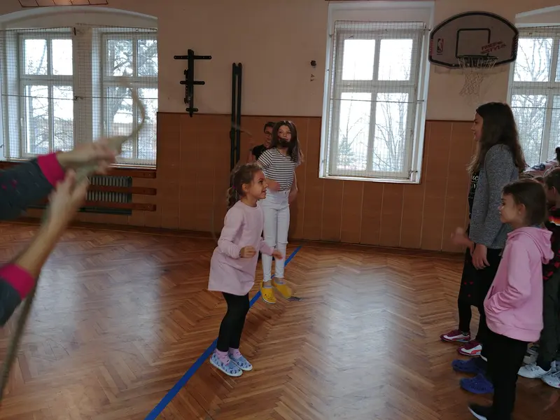 Prvňáci s patrony v tělocvičně