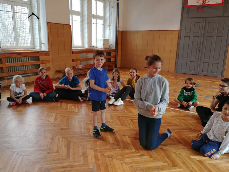 Prvňáci s patrony v tělocvičně