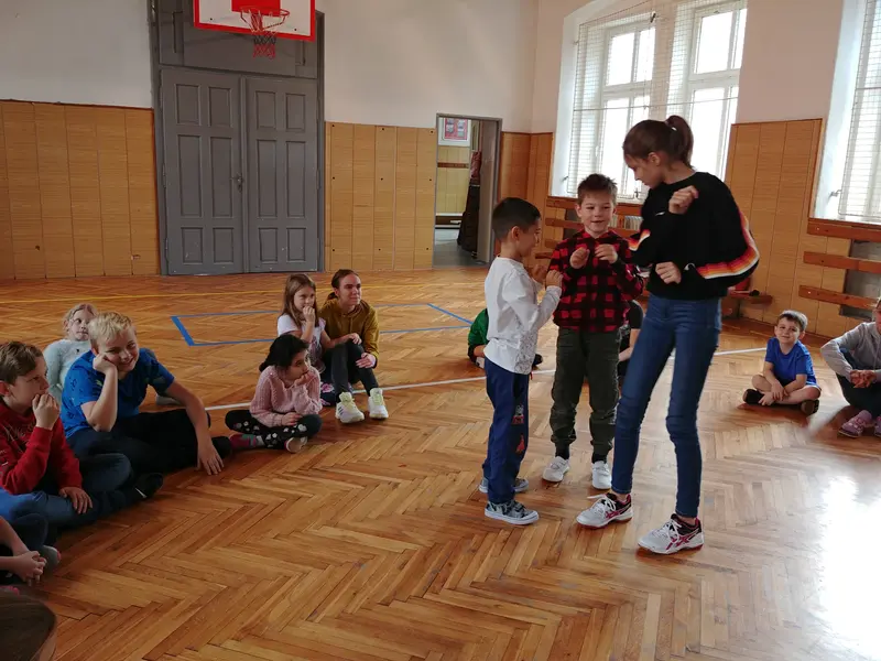 Prvňáci s patrony v tělocvičně