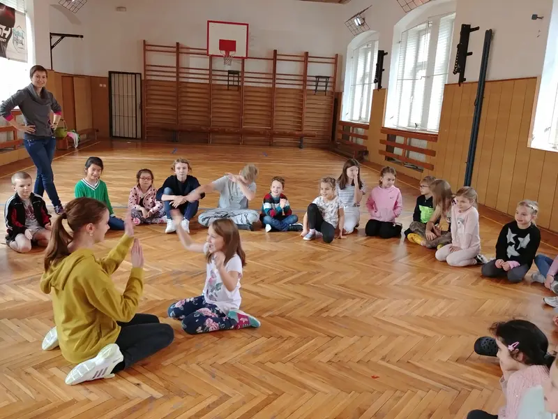 Prvňáci s patrony v tělocvičně