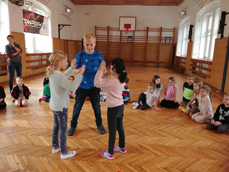 Prvňáci s patrony v tělocvičně