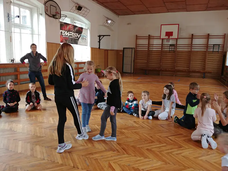 Prvňáci s patrony v tělocvičně