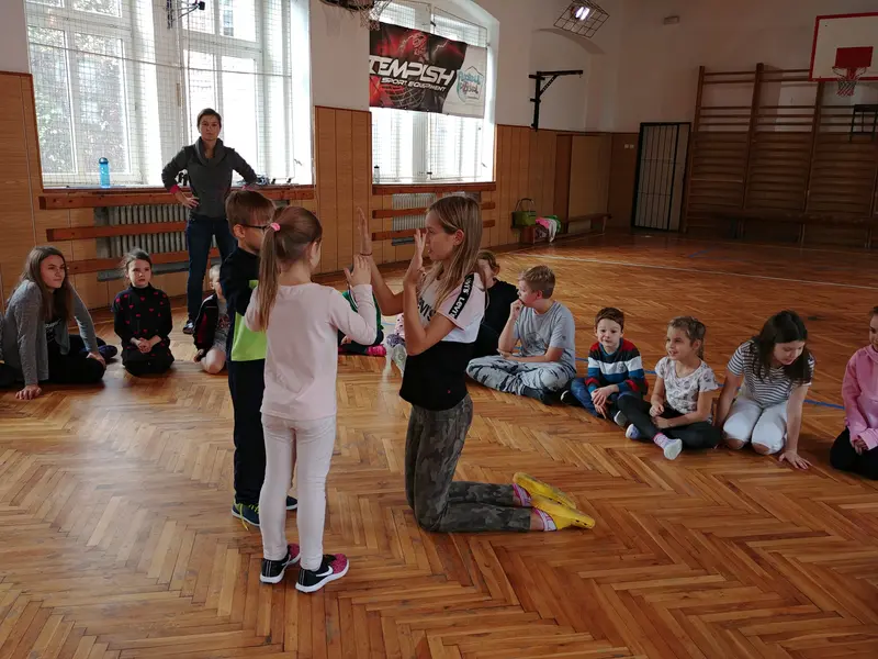 Prvňáci s patrony v tělocvičně