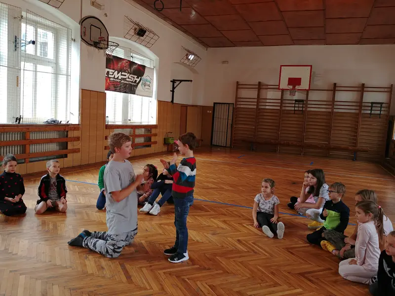 Prvňáci s patrony v tělocvičně