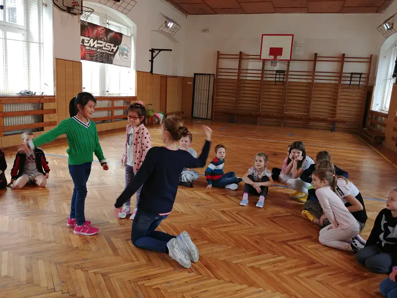 Prvňáci s patrony v tělocvičně