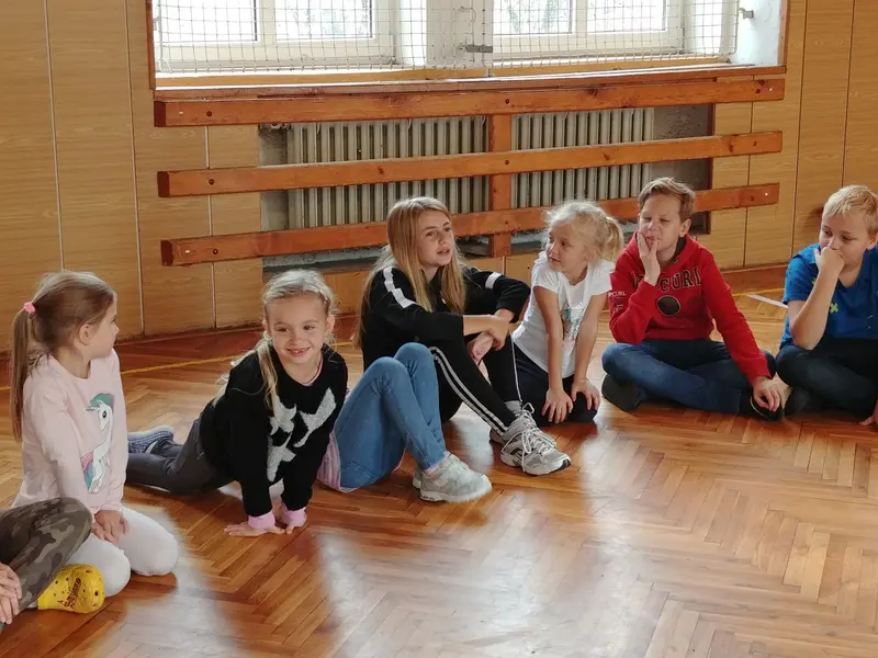 Prvňáci s patrony v tělocvičně