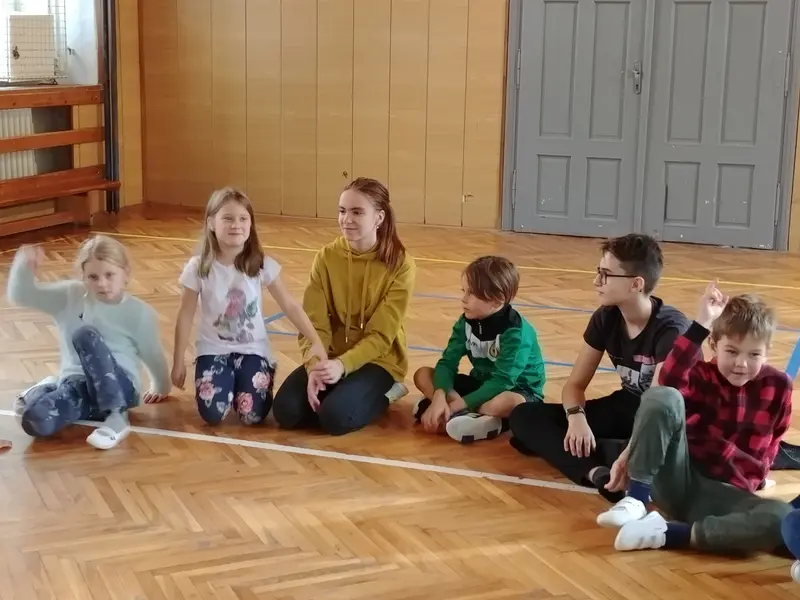Prvňáci s patrony v tělocvičně