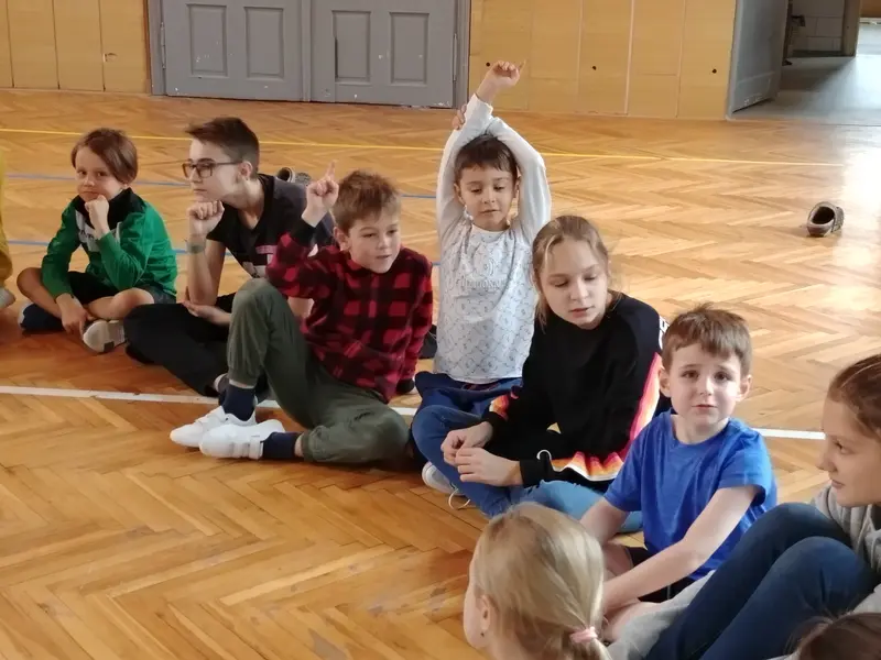 Prvňáci s patrony v tělocvičně