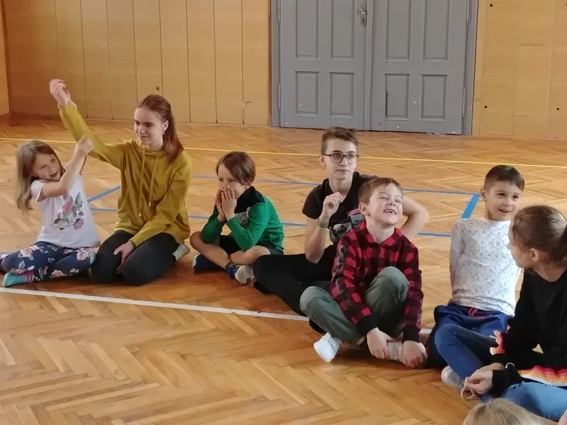 Prvňáci s patrony v tělocvičně