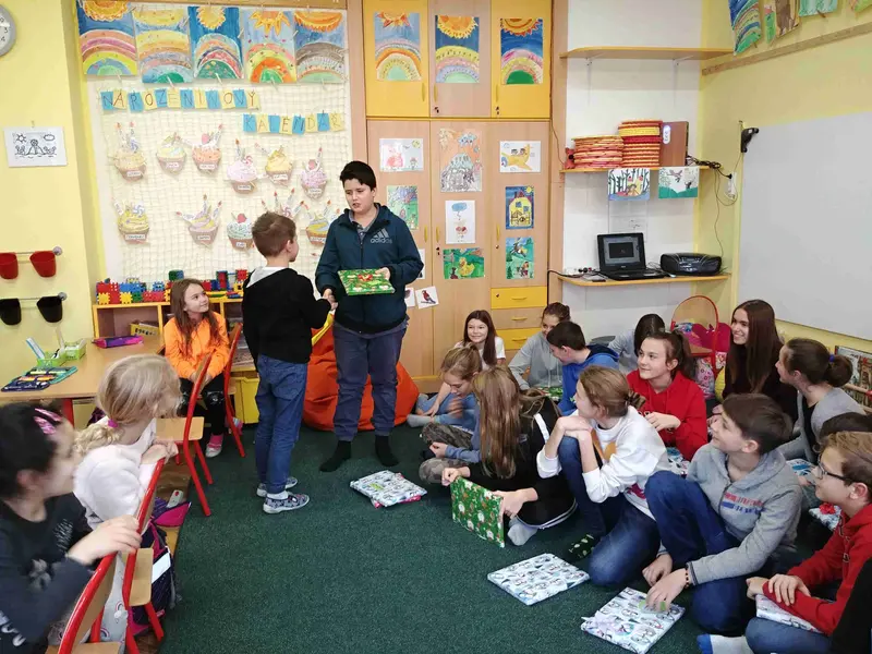 1.třída dostala slabikáře od patronů