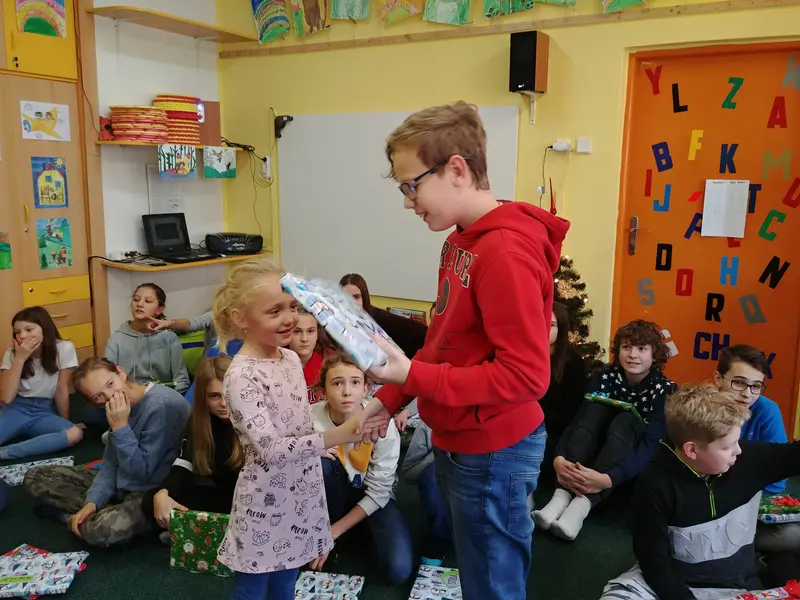 1.třída dostala slabikáře od patronů