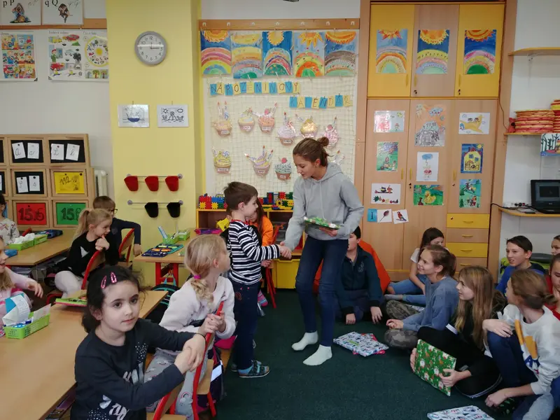 1.třída dostala slabikáře od patronů