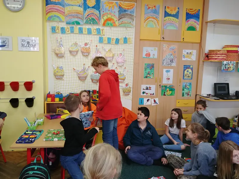 1.třída dostala slabikáře od patronů