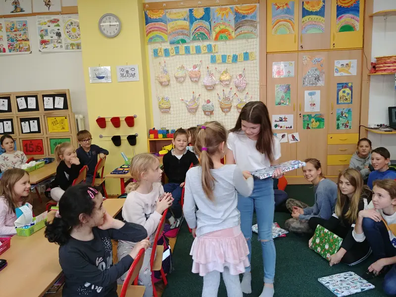 1.třída dostala slabikáře od patronů