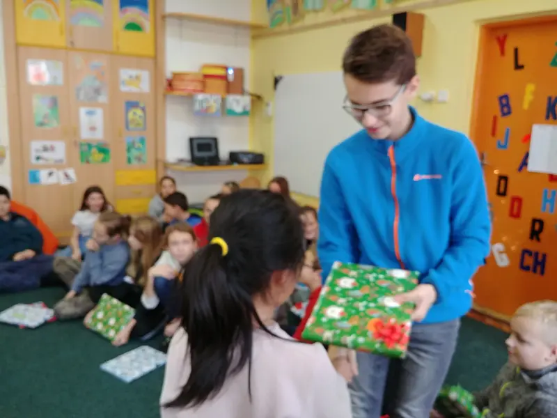 1.třída dostala slabikáře od patronů