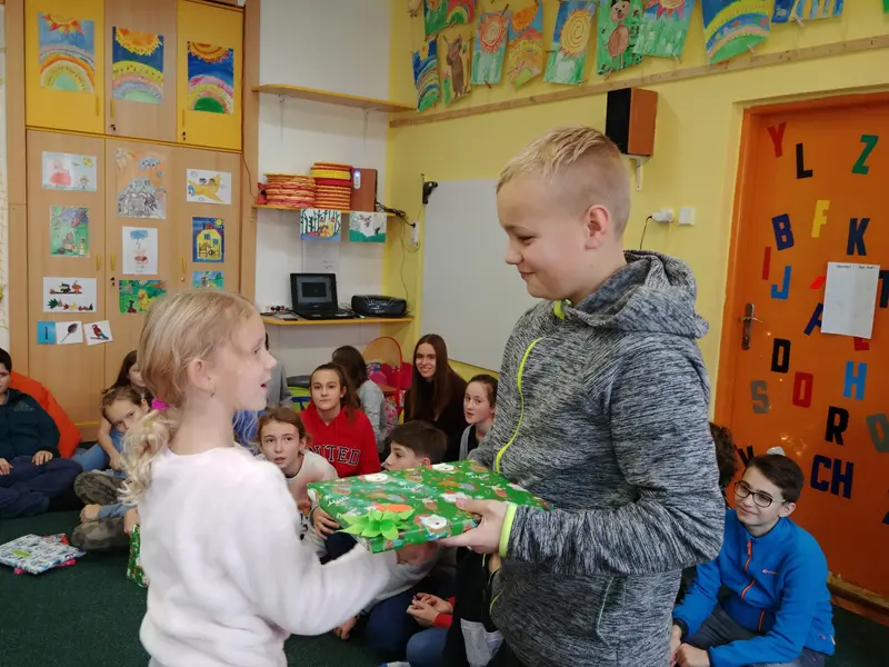 1.třída dostala slabikáře od patronů