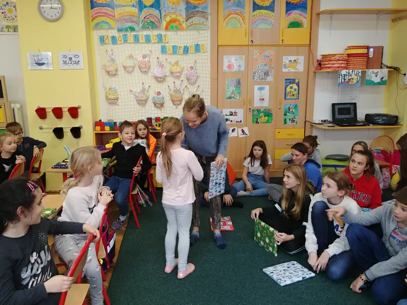 1.třída dostala slabikáře od patronů