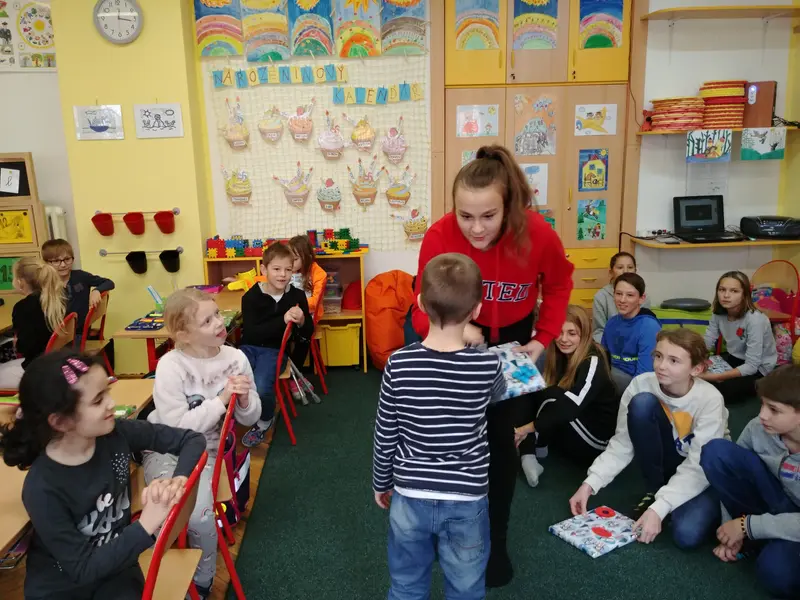 1.třída dostala slabikáře od patronů