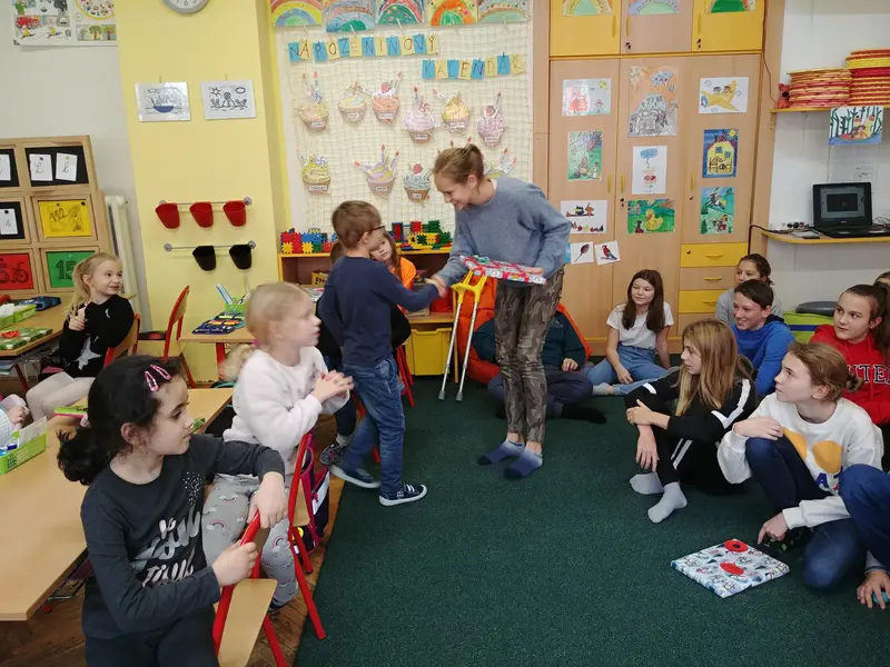 1.třída dostala slabikáře od patronů