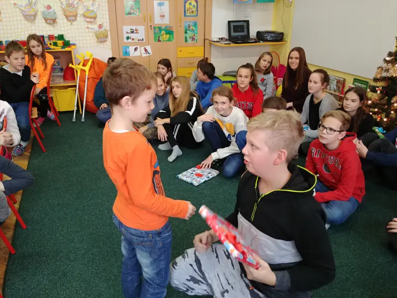 1.třída dostala slabikáře od patronů