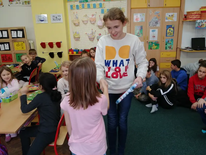 1.třída dostala slabikáře od patronů