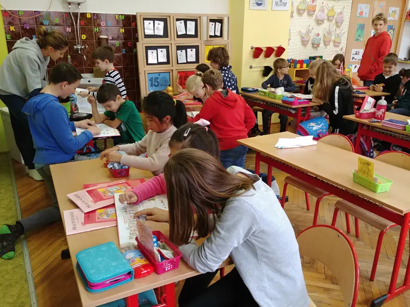 1.třída dostala slabikáře od patronů