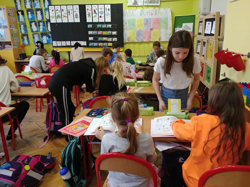 1.třída dostala slabikáře od patronů