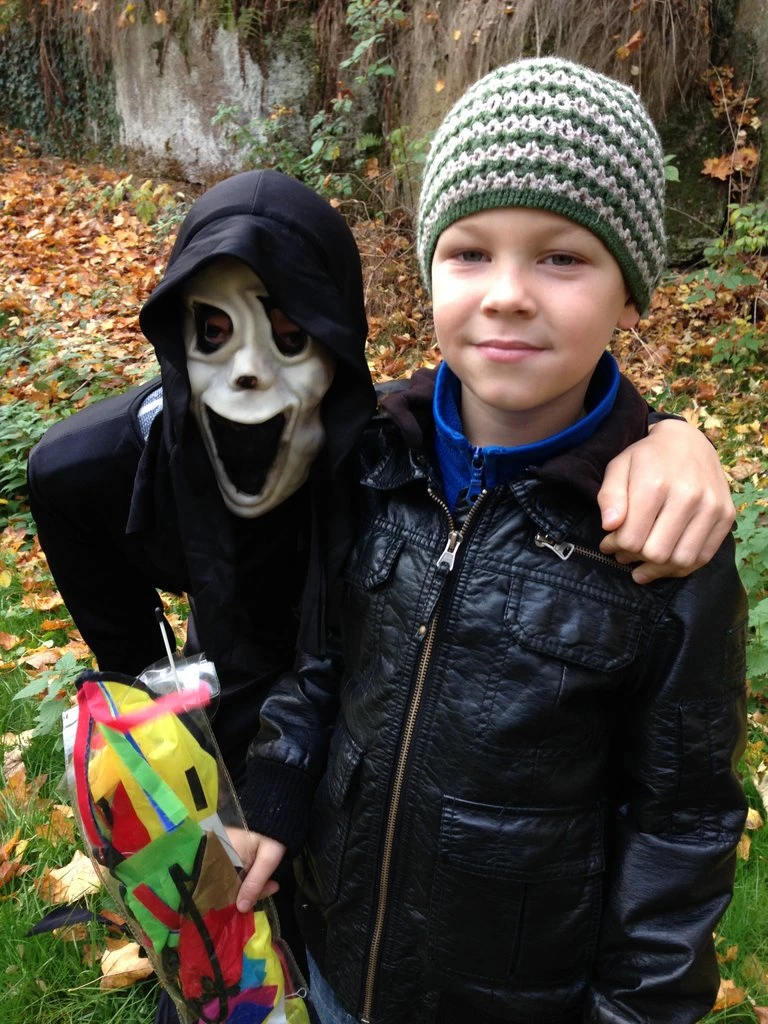 Prvňáčci s patrony pouštěli na halloweena draky 2015