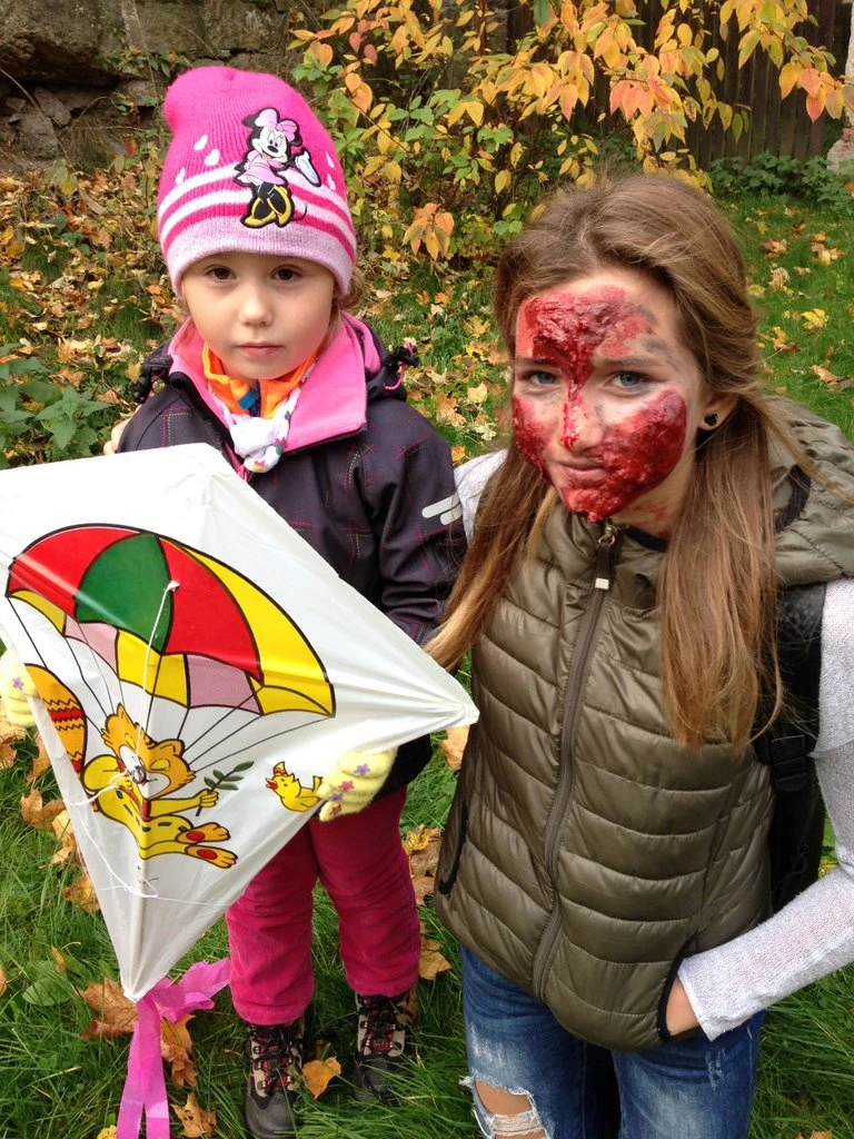 Prvňáčci s patrony pouštěli na halloweena draky 2015