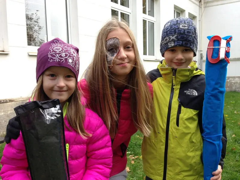 Prvňáčci s patrony pouštěli na halloweena draky 2015