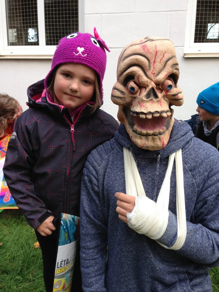 Prvňáčci s patrony pouštěli na halloweena draky 2015