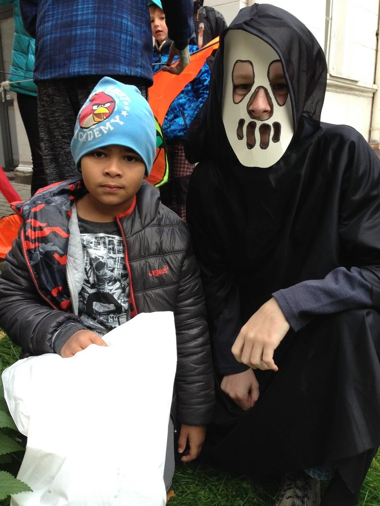 Prvňáčci s patrony pouštěli na halloweena draky 2015