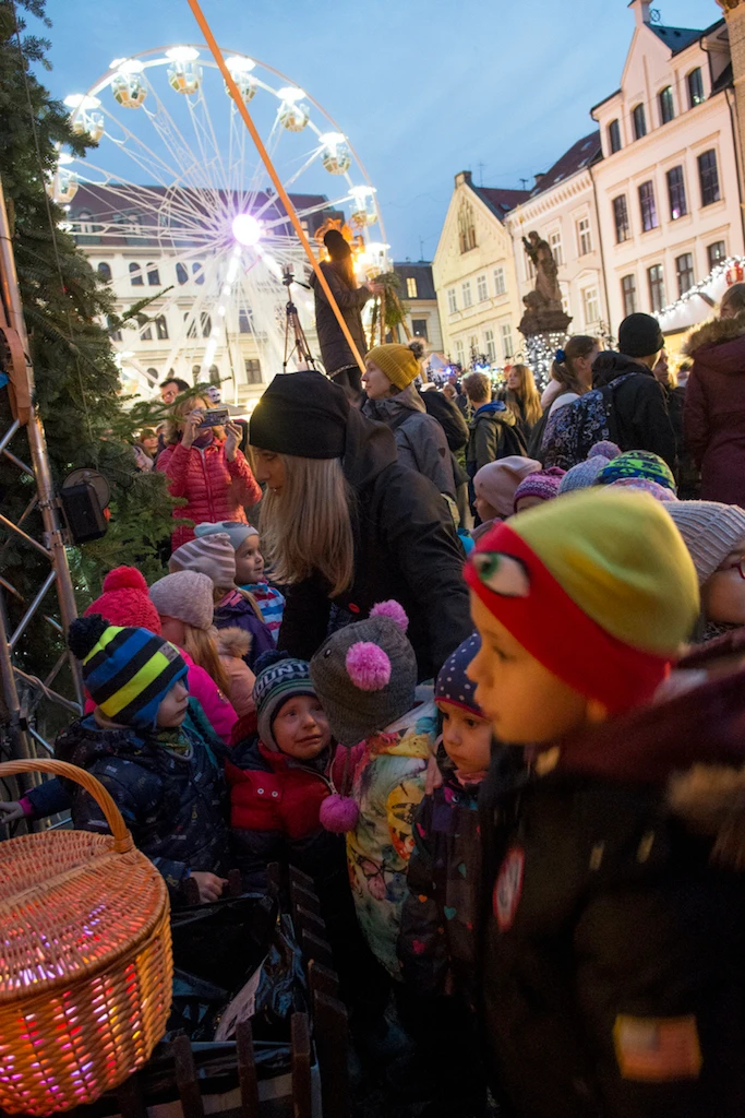 Vánoční setkání škol Doctrina před radnicí 2019